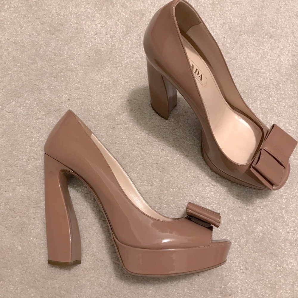Prada Bow Pump Cammeo 39 in beige patent leather
